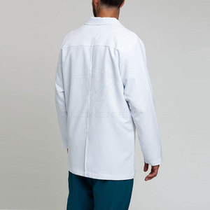 Blouse de laboratoire à manches longues en tissu doux, avec boutons sur le devant, poches latérales profondes et coupe confortable pour le travail quotidien et l'utilisation par le personnel. - Product Image 2