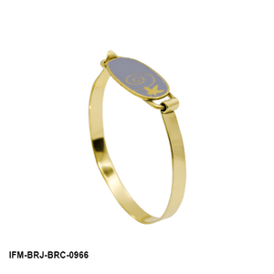 กำไลข้อมือทองเหลืองแบบคลาสสิกทำมือ ดีไซน์ลายเกลียวสลักอย่างประณีต พร้อมพื้นหลังเคลือบสีเทาหรูหรา เหมาะสำหรับงานปาร์ตี้ของผู้หญิง - Product Image 5