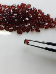 Granat rouge naturel 5x3,5 mm, coupe ovale, pierre précieuse de qualité supérieure pour la fabrication de bijoux - Product Image 1