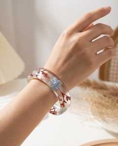 Bracelet en résine époxy fait main, motif floral, forme ronde, technique de moulage, artisanat de bijouterie - Product Image 1