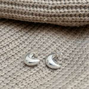 Pendientes colgantes de luna creciente, pendientes de luna de latón plateado, pendientes minimalistas de latón con diseño celestial para mujer al por mayor - Product Image 2