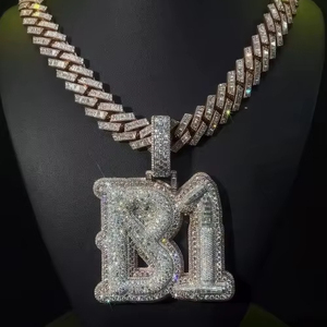 Pendentif Papillon Personnalisé Sertie de Diamants Moissanite, Collier Insecte Micro-Pavé en Argent 925, Bijou de Luxe avec Pierre Bleue, Style Statement - Product Image 2