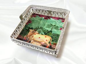 Plateau en métal de haute qualité avec impression Pichwai, finition lisse et base robuste pour la décoration intérieure et les usages religieux - Product Image 2