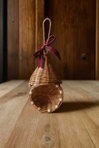 Ornement cloche en rotin fait main avec ruban à carreaux, décoration suspendue, artisanat traditionnel d'intérieur, cadeau de Noël par Curio Craft - Product Image 6