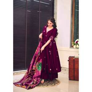 Vestido Salwar Kameez de Seda Roja de Diseñador SRK con Dupatta Bordada y Adornos de Lentejuelas para Boda, Talla XL - Product Image 4