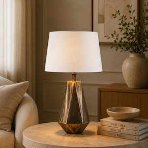 Lámpara de Mesa de Metal con Prisma Facetado y Base Geométrica de Hierro, Pantalla de Tela Premium, Iluminación Ambiental Cálida para Interiores Elegantes - Product Image 1