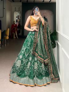 Lehenga Choli traditionnel indien pour femmes en soie Vaishali imprimée avec des perles et des dentelles Gotta Patti - Product Image 4