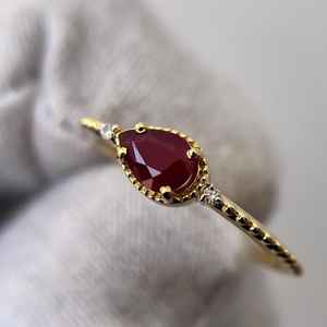 แหวนอาร์ตเดโคประดับทับทิมทรงลูกแพร์ เงินแท้ 925 ชุบทอง 14K ของขวัญแต่งงานวินเทจ - Product Image 3