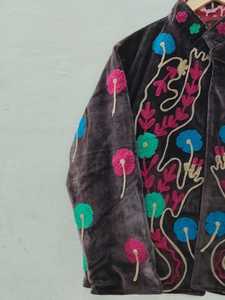 Chaqueta de terciopelo bordada a mano con apariencia bohemia contemporánea, estilo suzani, multicolor, con motivos florales, arte folclórico indio, abrigo tipo blazer de invierno. - Product Image 6