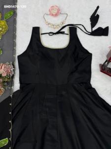 Ensemble Anarkali en crêpe naturel de créateur, uni et évasé, avec pantalon à taille élastique et dupatta en soie imprimée et ornée – Exportateur indien - Product Image 6