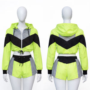 Ensemble deux pièces pour femme : coupe-vent court à manches longues avec capuche zippée intégrale et short assorti, coloris néon vert, noir et gris - Product Image 1