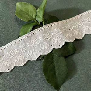 Tissu en dentelle brodée florale en coton, matière douce, respirante et légère pour la confection de robes, vêtements et textiles - Product Image 3
