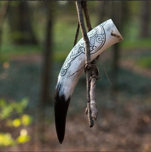 Corne à boire artisanale, écologique, 100% naturelle, style Viking médiéval, polie, motif animal traditionnel, nautique, Europe, bière, sel - Product Image 1