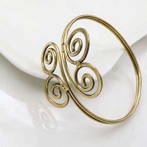 Bracelet manchette en laiton fait main, spirale réglable, style minimaliste bohème, manchette de poignet artisanale en laiton - Product Image 5