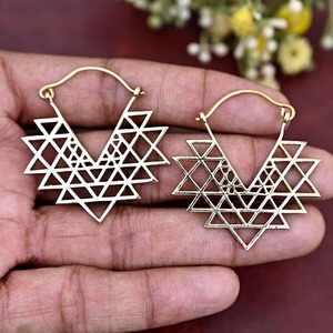 Pendientes de Latón de Alta Demanda para Artesanía Metálica, los Más Vendidos, Acabado Liso, Precio de Fábrica al Por Mayor, Artículo para Uso en Artesanía Metálica - Product Image 1