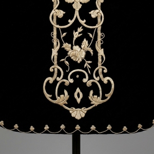 Chasuble liturgique personnalisée en velours noir, brodée à la main avec du fil d'or, vêtement de clergé d'église, robe de cérémonie - Product Image 2