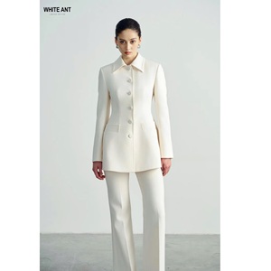 กางเกงขายดีสำหรับผู้หญิง รุ่นใหม่ MABEL FLARED PANTS ผลิตแบบ OEM มีตะขอเกี่ยวและซิป ปิดเปิดด้านหน้า ความยาวปานกลาง กระดุมและซิป กางเกงผ้าทอ - Product Image 4