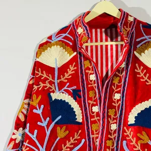 Elegante Chaqueta Suzani de Terciopelo Rojo Bordada con Patrón Floral Hecho a Mano, Estilo Boho, Manga Larga, Cuello Alto, Ropa de Abrigo de Invierno para Mujer - Product Image 2