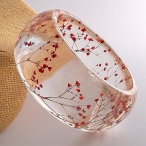 Elegantes brazaletes de resina transparente con cintas doradas brillantes y purpurina fina, disponibles a precios de mayorista. - Product Image 3