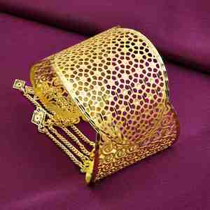 Pulsera de brazalete de metal chapado en oro de 14K, 18K, 24K para mujer al por mayor con patrones de filigrana de panal y cadenas colgantes - Product Image 1