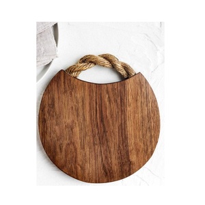 Planche à découper ronde en bois avec poignée, planche de service en bois naturel pour la cuisine - Product Image 4