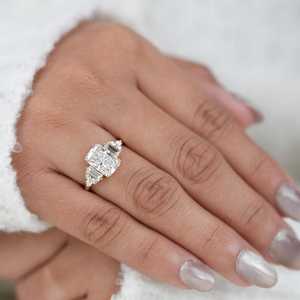 แหวนเพชรทรงเรเดียนท์คัท 3.02 กะรัต ผลิตในห้องปฏิบัติการ ตัวเรือนทองคำแท้ 14k ดีไซน์โดดเด่น ของขวัญวันครบรอบแต่งงานสำหรับผู้หญิง - Product Image 3
