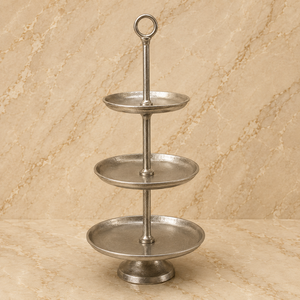 Élégant support de service en métal argenté antique à deux niveaux avec plateaux à bords festonnés, présentoir décoratif pour desserts, idéal pour les fêtes et les événements - Product Image 3