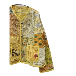 Chaqueta Artesanal Bohemia Ecológica de Algodón Gudri Kantha Acolchada con Cuello en V y Estampado Floral, Transpirable, Arte Corporal Vestible - Product Image 3