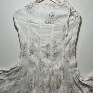 กระโปรงผ้าฝ้ายสีขาว 100% สำหรับผู้หญิงระดับพรีเมียม – กระโปรงพิมพ์ลายดอกไม้สไตล์ลำลองสุดหรู - Product Image 4