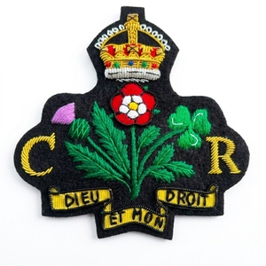 Badge personnalisé en fil d'or, couronne brodée à la main, badge de récompense pour les réalisations - Product Image 4