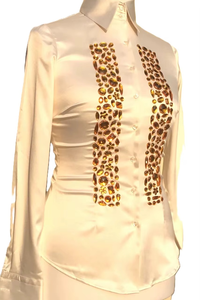 Blusa cremosa satinada con botones estilo cristal - Product Image 3