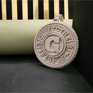 Colgante de Moneda con Inicial Personalizada de Plata 925 y Diamantes Cultivados en Laboratorio, Medallón con Letra de Diamantes Iced Out y Micro Pavé - Product Image 2