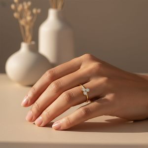 แหวนมินิมอลทรงกลมประดับเพชรสามเม็ด 0.20 กะรัต - Product Image 6