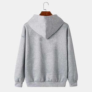เสื้อฮู้ดผู้ชายสีเทา ทรงปกติ ผ้าฝ้ายถัก สีพื้น แต่งเชือกผูกสีแดง มีกระเป๋า เหมาะสำหรับใส่ในฤดูใบไม้ร่วง - Product Image 2