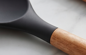 Ensemble d'ustensiles de cuisine en silicone noir mat avec manche en bois, 5 pièces, design minimaliste, passe au lave-vaisselle, pour usage hôtelier et événements - Product Image 2