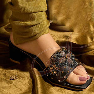 Sandales à talons pour femmes, tendance mode, en satin noir et or imprimé, ornées de perles, faites à la main, antidérapantes, confortables et glamour, toutes saisons - Product Image 4