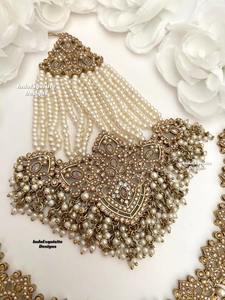 Exquisito conjunto de collar choker floral chapado en oro afgano con intrincado trabajo de piedras de rubí rosa y gran perla blanca colgante. - Product Image 4