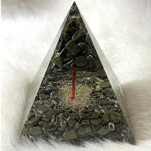 Pyramide en pierre d'agate mousse avec fleur incrustée et sphère noire, polie à la main, décoration REIKI pour la maison - Product Image 5
