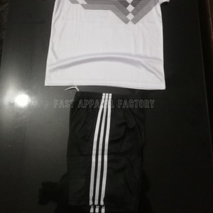 ผู้ผลิตและจำหน่ายชุดฟุตบอลเด็กโพลีเอสเตอร์แบบกำหนดเองพร้อมโลโก้และชื่อทีม บริการ OEM ขายออนไลน์ - Product Image 3