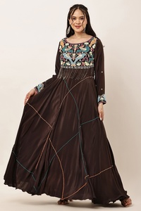 Vestido largo tradicional indio tejido para mujer, color marrón, con cuentas, lentejuelas, corte cut-dana y adornos de piedras, con dupatta de gasa. - Product Image 4