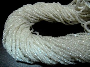 Perles micro-facettées rondes en pierre de lune arc-en-ciel naturelle blanche Eminent Jewel de 3 mm, 13 pouces de long, vendues par brin - Product Image 3