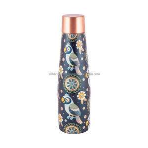 Botella de agua de cobre puro con diseño floral y tapa de cobre, portátil para viajes, con propiedades ayurvédicas y beneficios para la salud. - Product Image 6
