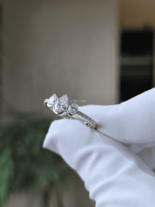 Bague à trois pierres en diamant de laboratoire taille poire 0,75 carat, en or avec bande pavée, pour fiançailles et anniversaire, bijoux fins pour femme - Product Image 2