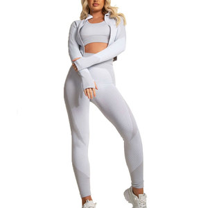 Conjunto de Yoga de 3 Piezas para Mujer, Diseño Moderno, Personalizado, Sin Costuras, Ropa Casual - Product Image 1