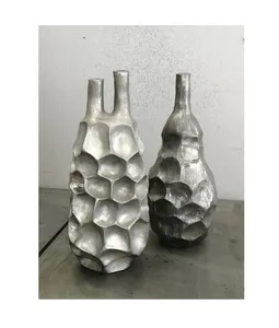 Vase élégant et fin en métal doré, conçu pour une seule rose ou une seule fleur de lys, idéal pour les restaurants haut de gamme et les occasions spéciales. - Product Image 3