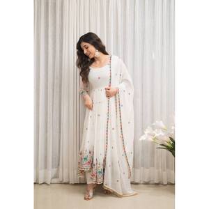 Vestido de Diseñador Hecho a Mano con Estampado Floral, Silueta en A y Cintura Imperio, Pantalón y Dupatta Elegantes para Fiestas - Product Image 3