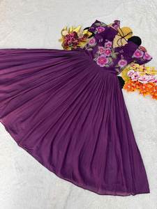 Ensemble Kurti / Kurta fantaisie style Bollywood en coton doux imprimé avec travail Magham, motifs amples, tailles M à XXL, en vente - Product Image 4