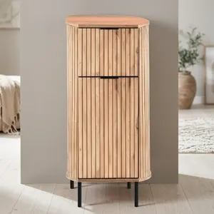 Meuble de salle de bain moderne en bois massif de manguier et d'acacia, armoire haute autoportante avec portes cannelées et étagères spacieuses - Product Image 1
