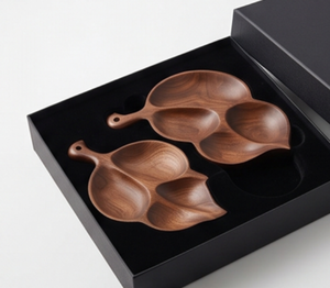 Assiettes de service élégantes en bois en forme de feuille, faites à la main, en bois brun foncé, design minimaliste pour les dîners de fête - Product Image 6