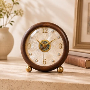Horloge de bureau circulaire en bois avec cadran perlé, accents dorés, mouvement à quartz silencieux, design traditionnel - Product Image 1